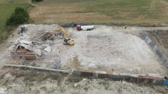 Müteahhit, depreme dayanıksız milyonluk sitelerini yıktırdı: Molozları elleriyle kırdı