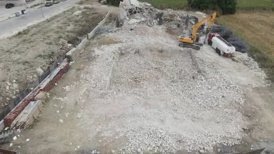 Müteahhit, depreme dayanıksız milyonluk sitelerini yıktırdı: Molozları elleriyle kırdı