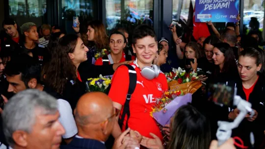 Avrupa şampiyonu Filenin Sultanları, Türkiye'ye döndü