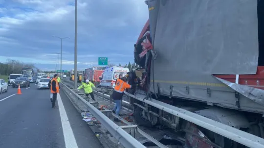 Büyükçekmece TEM'de tır kazası: 1 yaralı