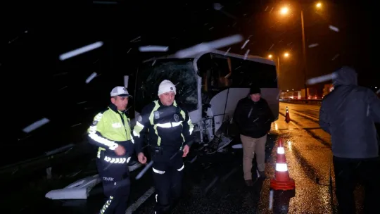 Edirne'de polis servis aracı ile otobüs çarpıştı: 10'u polis 11 yaralı