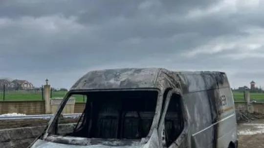 Silivri'de park halindeki araç alev alev yandı