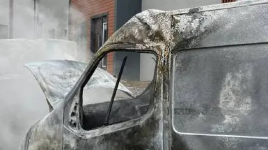 Silivri'de park halindeki araç alev alev yandı