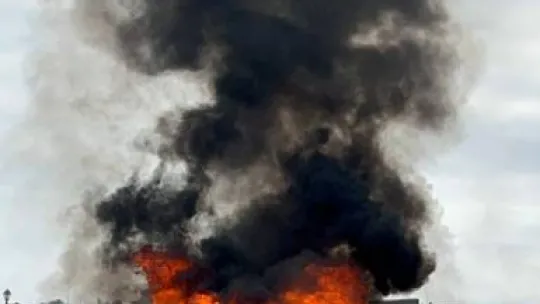 Silivri'de park halindeki araç alev alev yandı