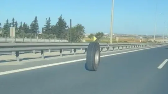 TEM Otoyolu'nda kamyonetten kopan lastiğin ilginç yolculuğu kamerada