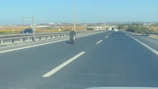 TEM Otoyolu'nda kamyonetten kopan lastiğin ilginç yolculuğu kamerada