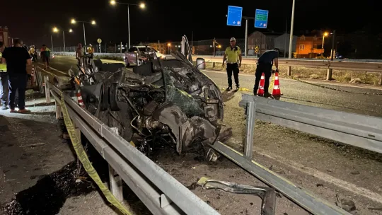 Silivri'de hafif ticari araç bariyere çarptı: 1 ölü, 1 yaralı