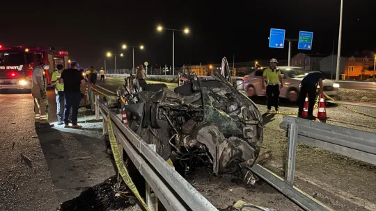 Silivri'de hafif ticari araç bariyere çarptı: 1 ölü, 1 yaralı