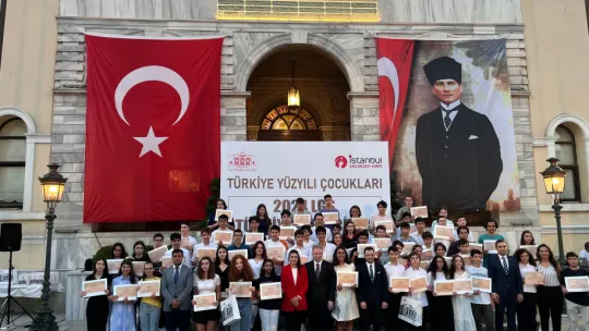 İstanbul Valisi Gül, LGS Türkiye birincilerini ağırladı