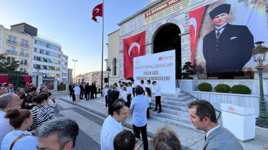 İstanbul Valisi Gül, LGS Türkiye birincilerini ağırladı