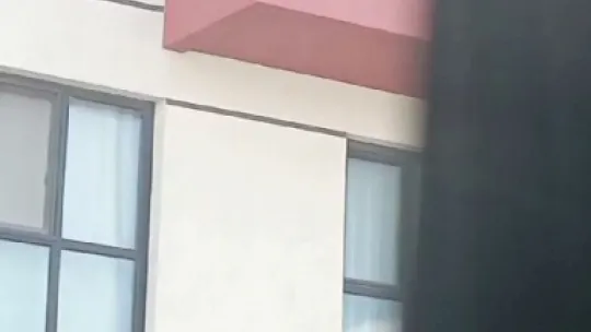 Silivri'de ilginç hırsızlık kamerada: Oltayla evde olmayan komşusunun minderini çaldı