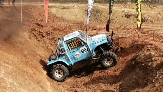 Pendik'te arazi araçlarının parkurları aştığı yarışta adrenalin had safhada