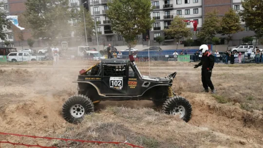 Pendik'te arazi araçlarının parkurları aştığı yarışta adrenalin had safhada