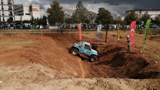 Pendik'te arazi araçlarının parkurları aştığı yarışta adrenalin had safhada