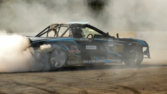 Kadın driftçiler piste indi, şov yaptı