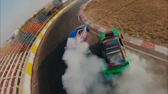 Kadın driftçiler piste indi, şov yaptı