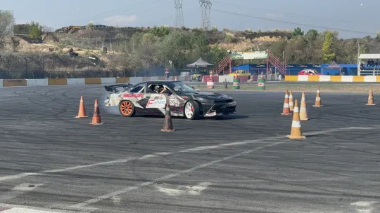 Kadın driftçiler piste indi, şov yaptı