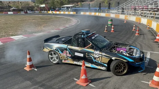 Kadın driftçiler piste indi, şov yaptı