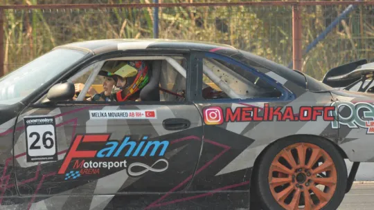 Kadın driftçiler piste indi, şov yaptı