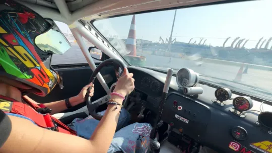 Kadın driftçiler piste indi, şov yaptı