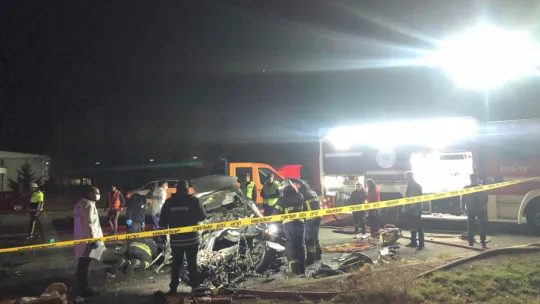 Tekirdağ'da feci kaza... Otomobil iş makinesine arkadan çarptı: 5 ölü