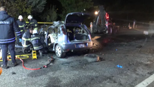 Tekirdağ'da feci kaza... Otomobil iş makinesine arkadan çarptı: 5 ölü