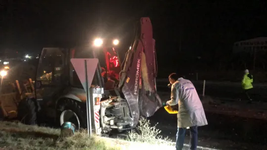 Tekirdağ'da feci kaza... Otomobil iş makinesine arkadan çarptı: 5 ölü