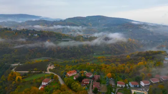 (Özel) Kazdağları'nın sisler içindeki güz renkleri drone ile görüntülendi