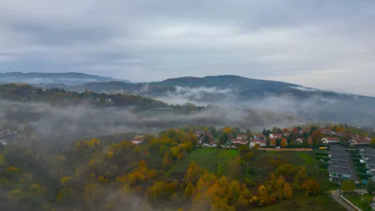 (Özel) Kazdağları'nın sisler içindeki güz renkleri drone ile görüntülendi
