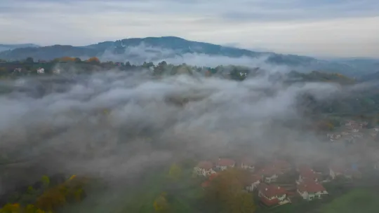 (Özel) Kazdağları'nın sisler içindeki güz renkleri drone ile görüntülendi
