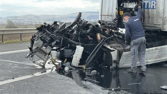 Kuzey Marmara Otoyolu'nda ilginç kaza: Park halindeki tıra çarpan tırın çekicisi yerinden koptu