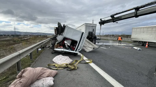 Kuzey Marmara Otoyolu'nda ilginç kaza: Park halindeki tıra çarpan tırın çekicisi yerinden koptu