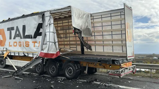 Kuzey Marmara Otoyolu'nda ilginç kaza: Park halindeki tıra çarpan tırın çekicisi yerinden koptu