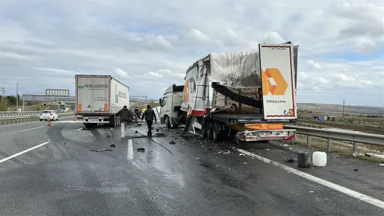 Kuzey Marmara Otoyolu'nda ilginç kaza: Park halindeki tıra çarpan tırın çekicisi yerinden koptu