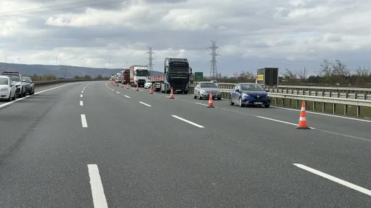 Kuzey Marmara Otoyolu'nda ilginç kaza: Park halindeki tıra çarpan tırın çekicisi yerinden koptu
