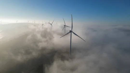 Çatalca'da bulutların üstündeki rüzgar gülleri