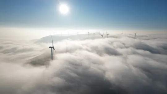 Çatalca'da bulutların üstündeki rüzgar gülleri
