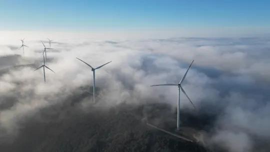 Çatalca'da bulutların üstündeki rüzgar gülleri