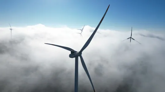 Çatalca'da bulutların üstündeki rüzgar gülleri
