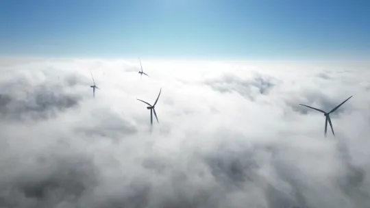 Çatalca'da bulutların üstündeki rüzgar gülleri