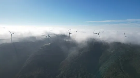 Çatalca'da bulutların üstündeki rüzgar gülleri