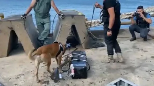 Tekirdağ'da yük gemisinin altına saklanmış 242 kg kokain yakalandı