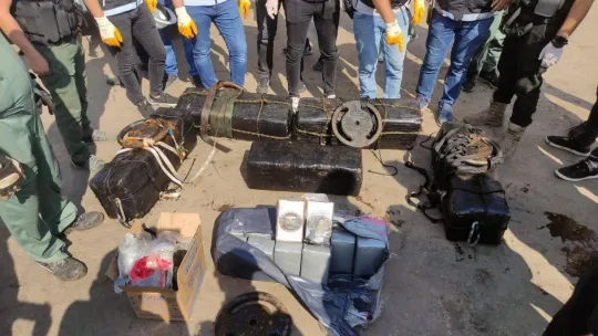 Tekirdağ'da yük gemisinin altına saklanmış 242 kg kokain yakalandı