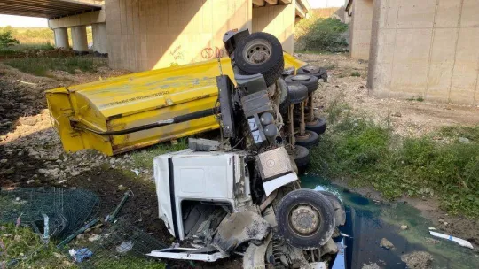 Silivri'de kamyon viyadükten aşağı uçtu: 1 yaralı