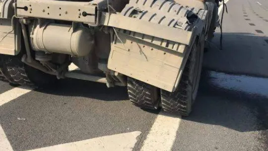 İstanbul'da akıllara durgunluk veren kaza dorsesi ve kupası kopan kamyondan sağ çıktı