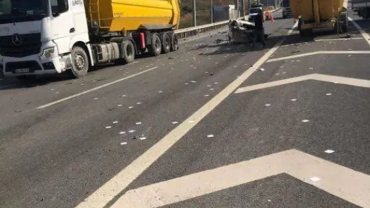 İstanbul'da akıllara durgunluk veren kaza dorsesi ve kupası kopan kamyondan sağ çıktı