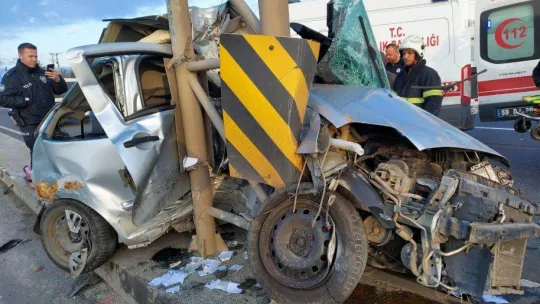 Marmara Ereğlisi'nde demir direğe çarpan otomobil paramparça oldu: Genç kız hayatını kaybetti