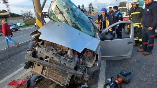Marmara Ereğlisi'nde demir direğe çarpan otomobil paramparça oldu: Genç kız hayatını kaybetti