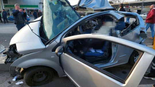 Marmara Ereğlisi'nde demir direğe çarpan otomobil paramparça oldu: Genç kız hayatını kaybetti