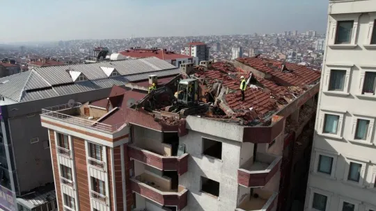 Görüntüsüyle sosyal medyaya konu olan o bina yıkıldı